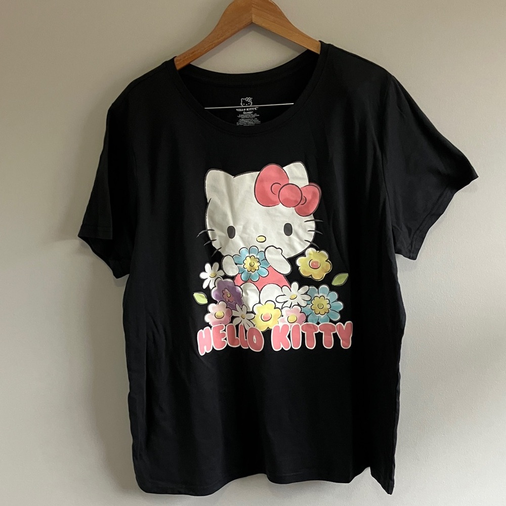 🔥10 for $100🔥 NWT Hello Kitty Black short sleeve Tee with Floral Accents